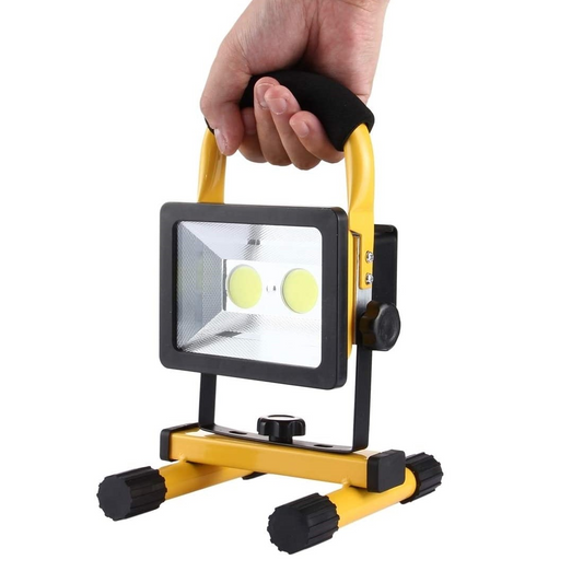 Lampa de lucru tip proiector cu 2 LED-uri, 30W, acumulator inclus, rezistenta IP65, ideala pentru santier si activitati outdoor